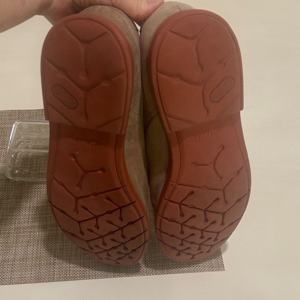 Clarks Derby shoes in tan suede. Men's 13. Like new condition. Classic style! - Picture 5 of 7